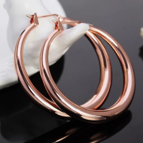 ¥ NEW 18K ROSE GOLD 1.5” ROUND HOOPS - Picture 2 of 4